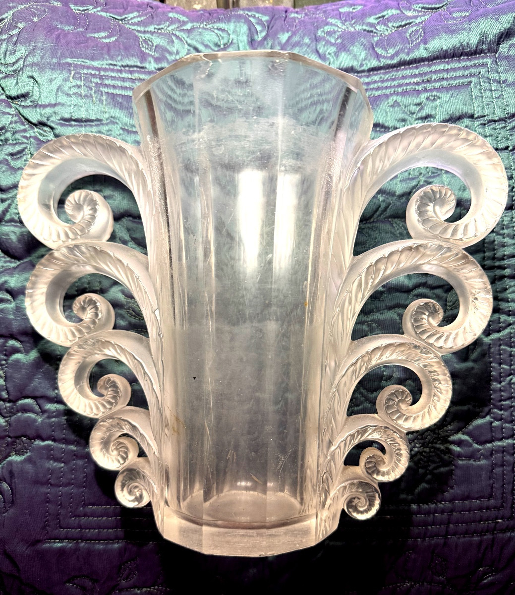 Beautiful And Famous Volute Vase: 