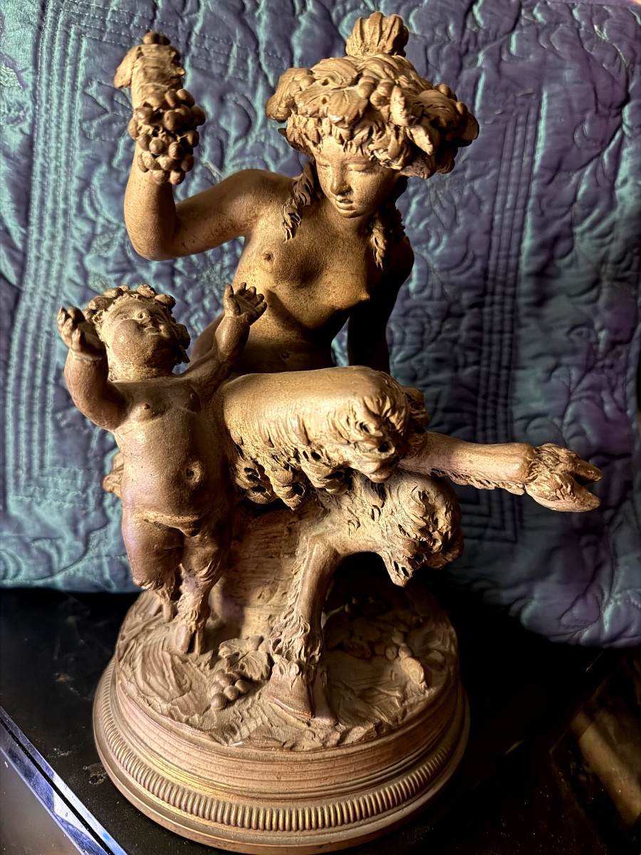 Ravissante fine terre cuite patinée de Clodion "Faunette donnant une grappe de raisin au Putto"-photo-2