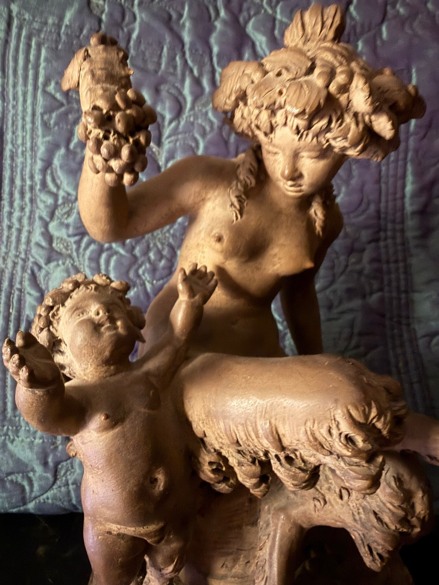 Ravissante fine terre cuite patinée de Clodion "Faunette donnant une grappe de raisin au Putto"-photo-3
