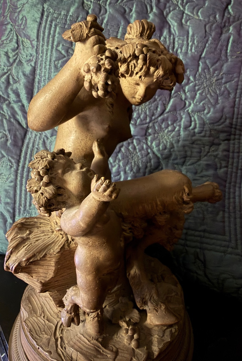 Ravissante fine terre cuite patinée de Clodion "Faunette donnant une grappe de raisin au Putto"-photo-4