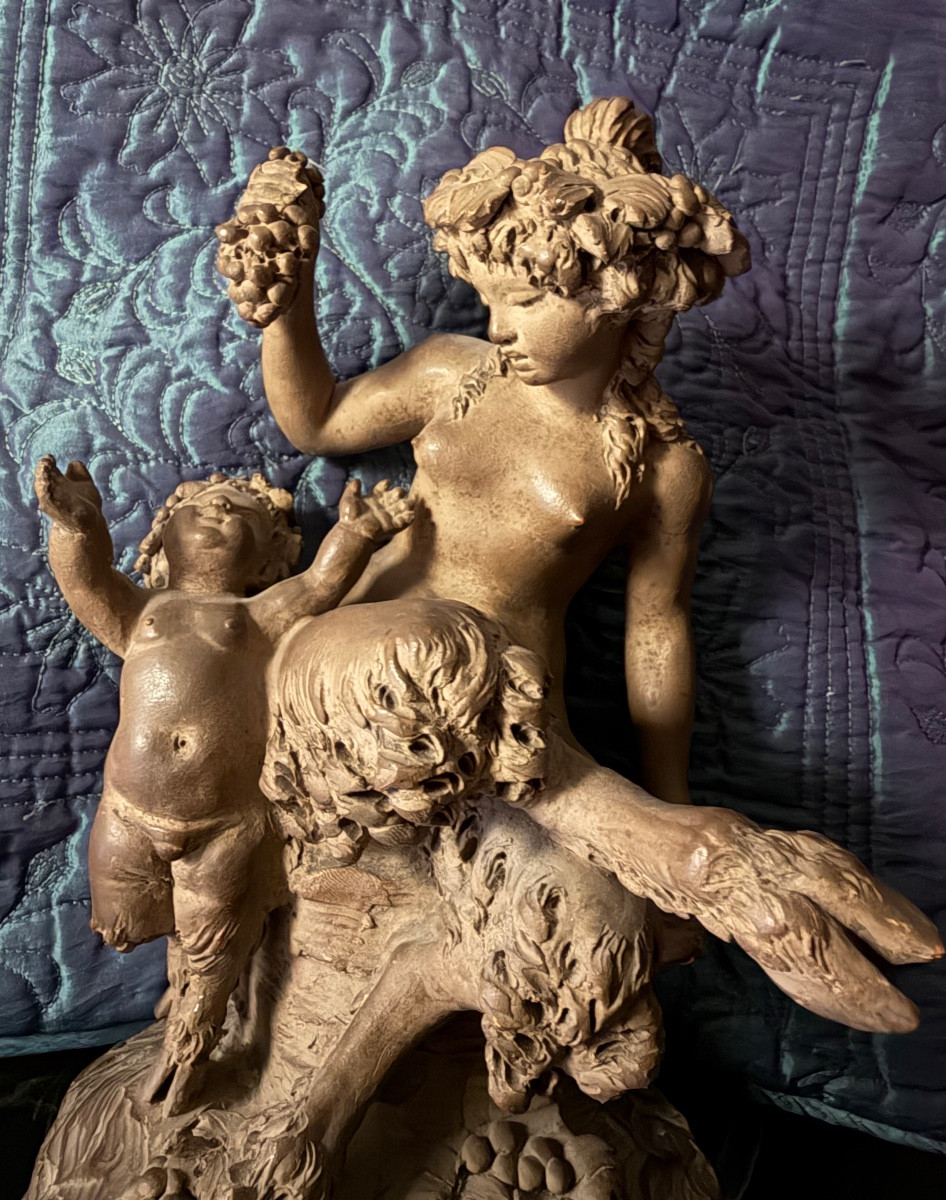 Ravissante fine terre cuite patinée de Clodion "Faunette donnant une grappe de raisin au Putto"-photo-1