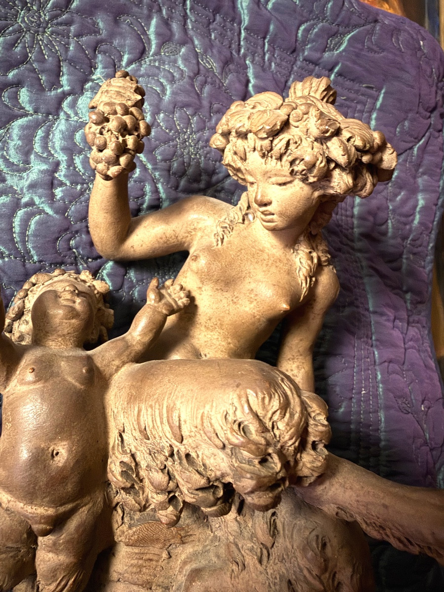 Ravissante fine terre cuite patinée de Clodion "Faunette donnant une grappe de raisin au Putto"-photo-2