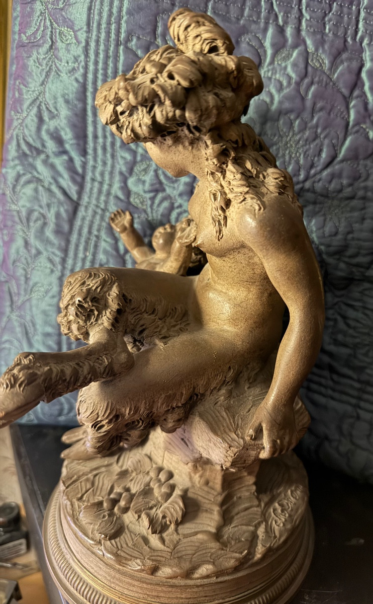 Ravissante fine terre cuite patinée de Clodion "Faunette donnant une grappe de raisin au Putto"-photo-3