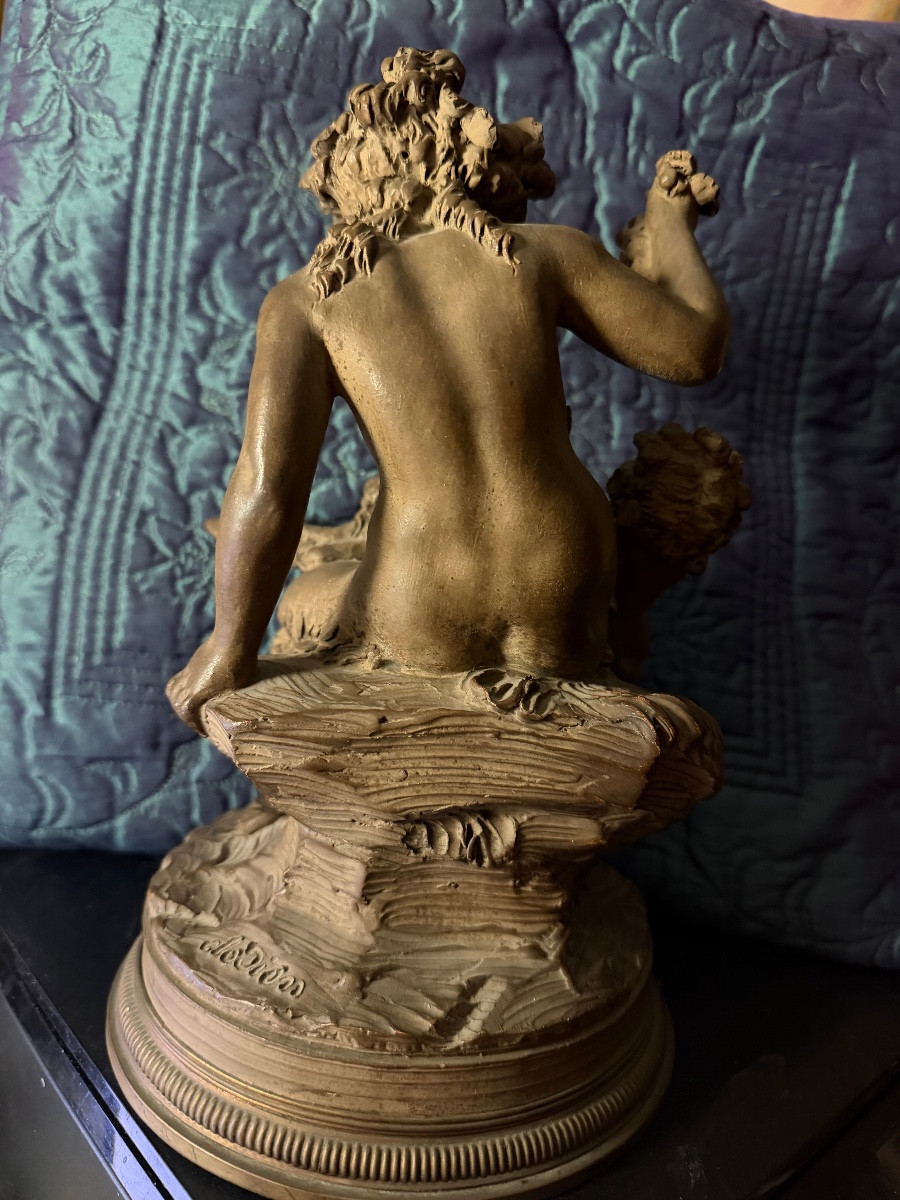 Ravissante fine terre cuite patinée de Clodion "Faunette donnant une grappe de raisin au Putto"-photo-4