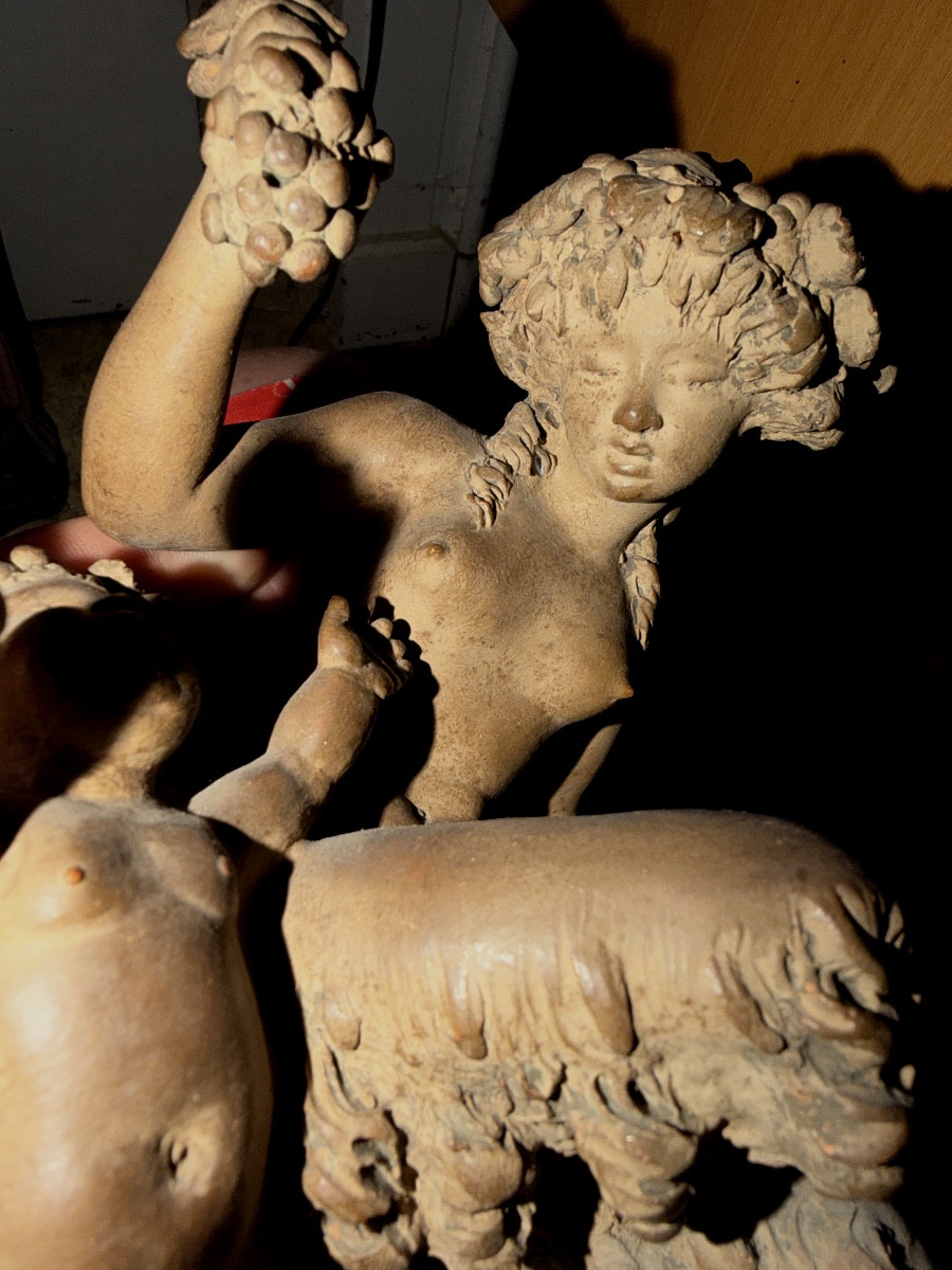Ravissante fine terre cuite patinée de Clodion "Faunette donnant une grappe de raisin au Putto"-photo-6