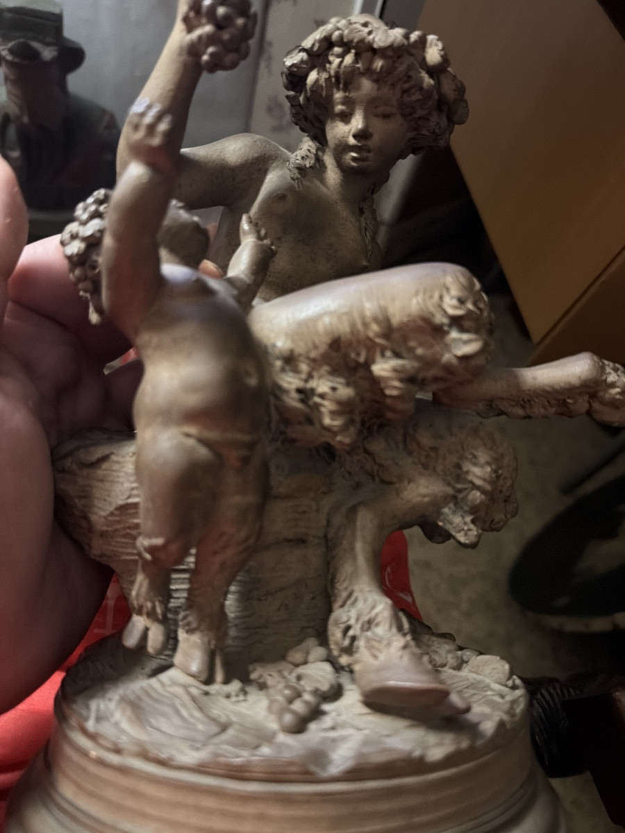 Ravissante fine terre cuite patinée de Clodion "Faunette donnant une grappe de raisin au Putto"-photo-7