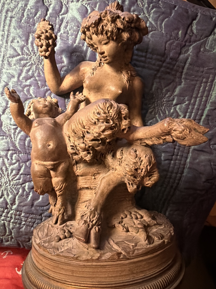 Ravissante fine terre cuite patinée de Clodion "Faunette donnant une grappe de raisin au Putto"-photo-8