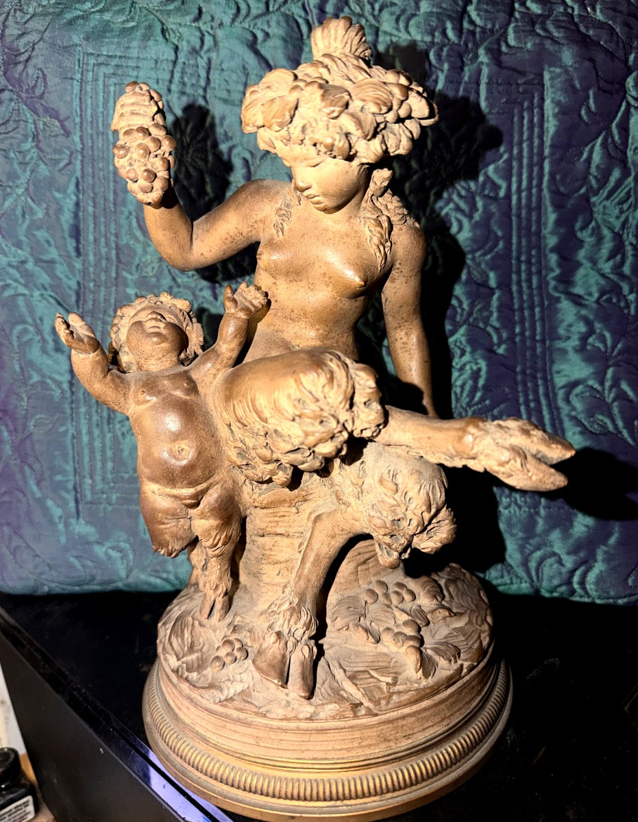 Ravissante fine terre cuite patinée de Clodion "Faunette donnant une grappe de raisin au Putto"