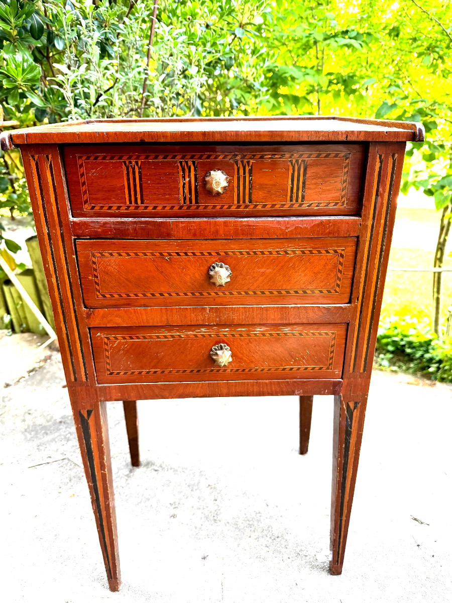 Chiffonnière , marquetée toutes faces pieds gaine , trois tiroirs en façade bois de rose &c;18è