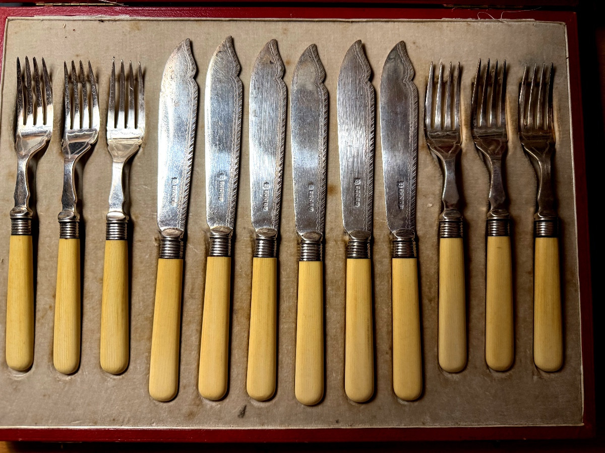 Coffret /6 +6 couverts a poisson Anglais fin XIX ème manches ivoirine et lames argentées poinç.