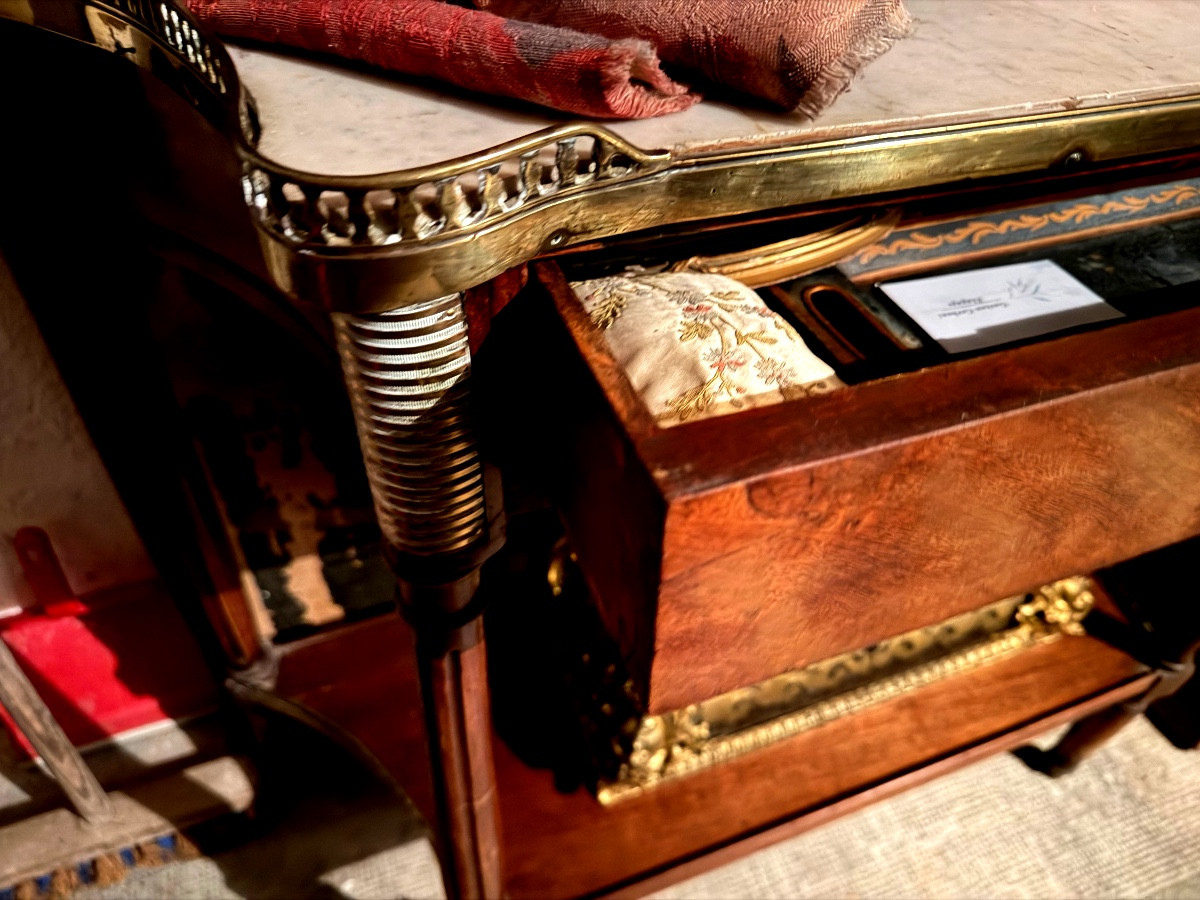 Elégante Console Louis XVI en desserte , XVIIIème en acajou plateau marbre blanc cotés cintrés-photo-3