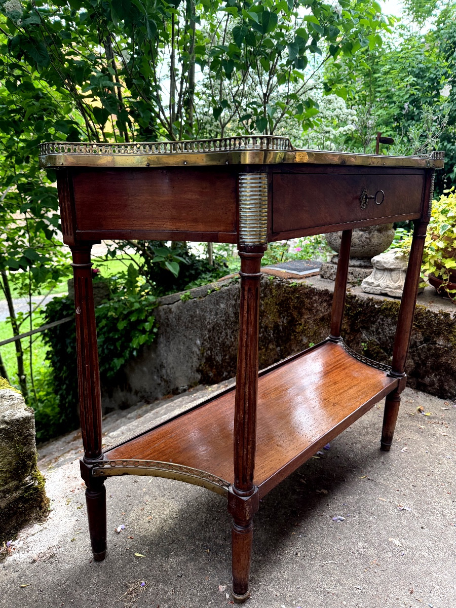 Elégante Console Louis XVI en desserte , XVIIIème en acajou plateau marbre blanc cotés cintrés-photo-8