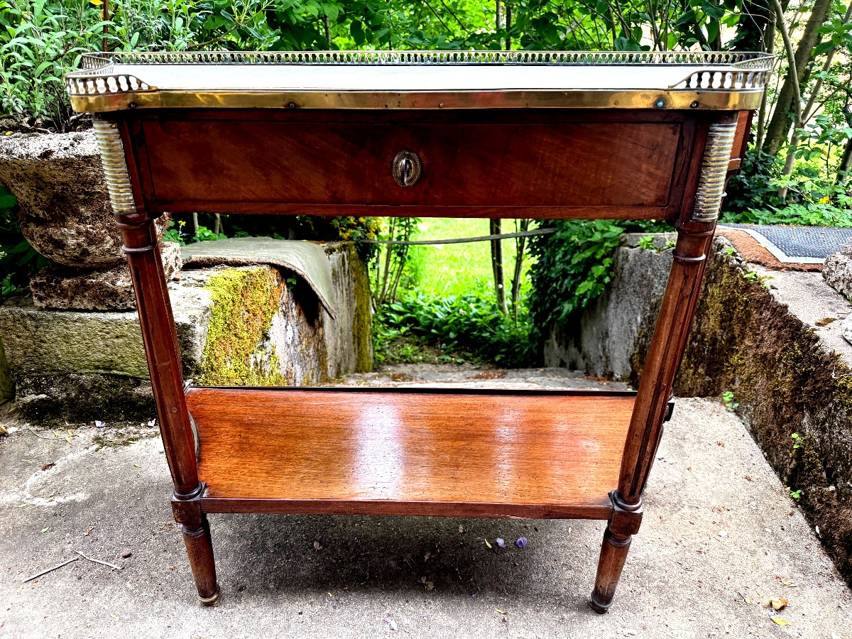 Elégante Console Louis XVI en desserte , XVIIIème en acajou plateau marbre blanc cotés cintrés