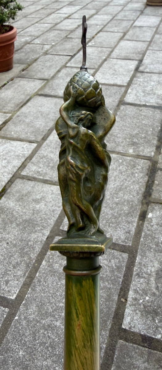 Colonne de ville en bronze aux nymphes sur pied de quatre lions sur marbre objet de curiosité -photo-4