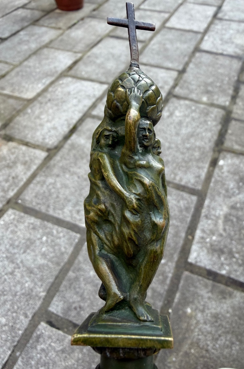 Colonne de ville en bronze aux nymphes sur pied de quatre lions sur marbre objet de curiosité -photo-1