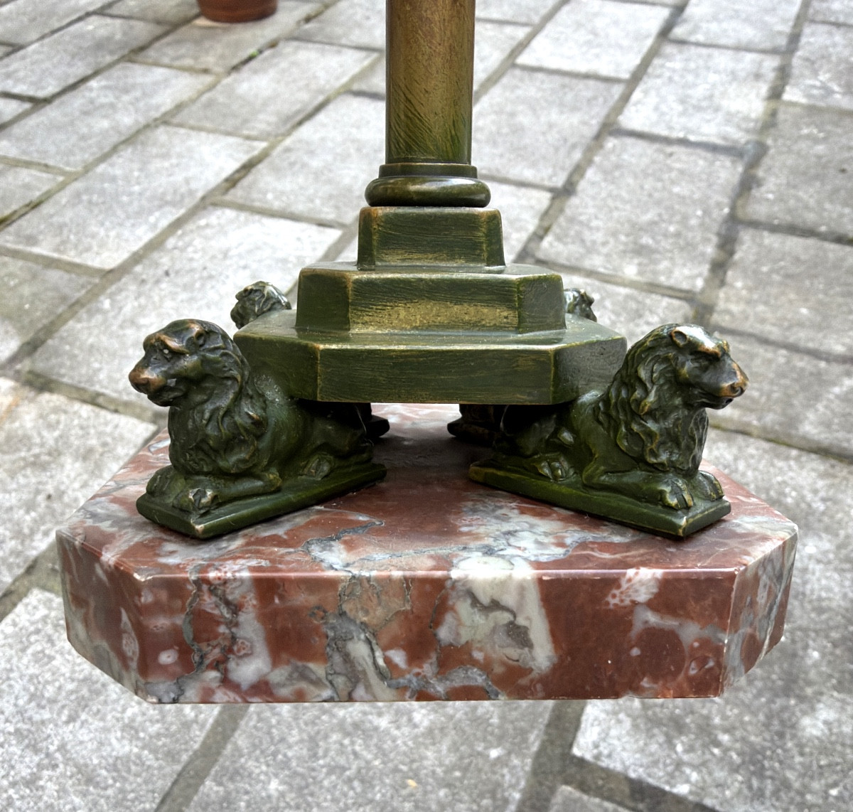 Colonne de ville en bronze aux nymphes sur pied de quatre lions sur marbre objet de curiosité -photo-5