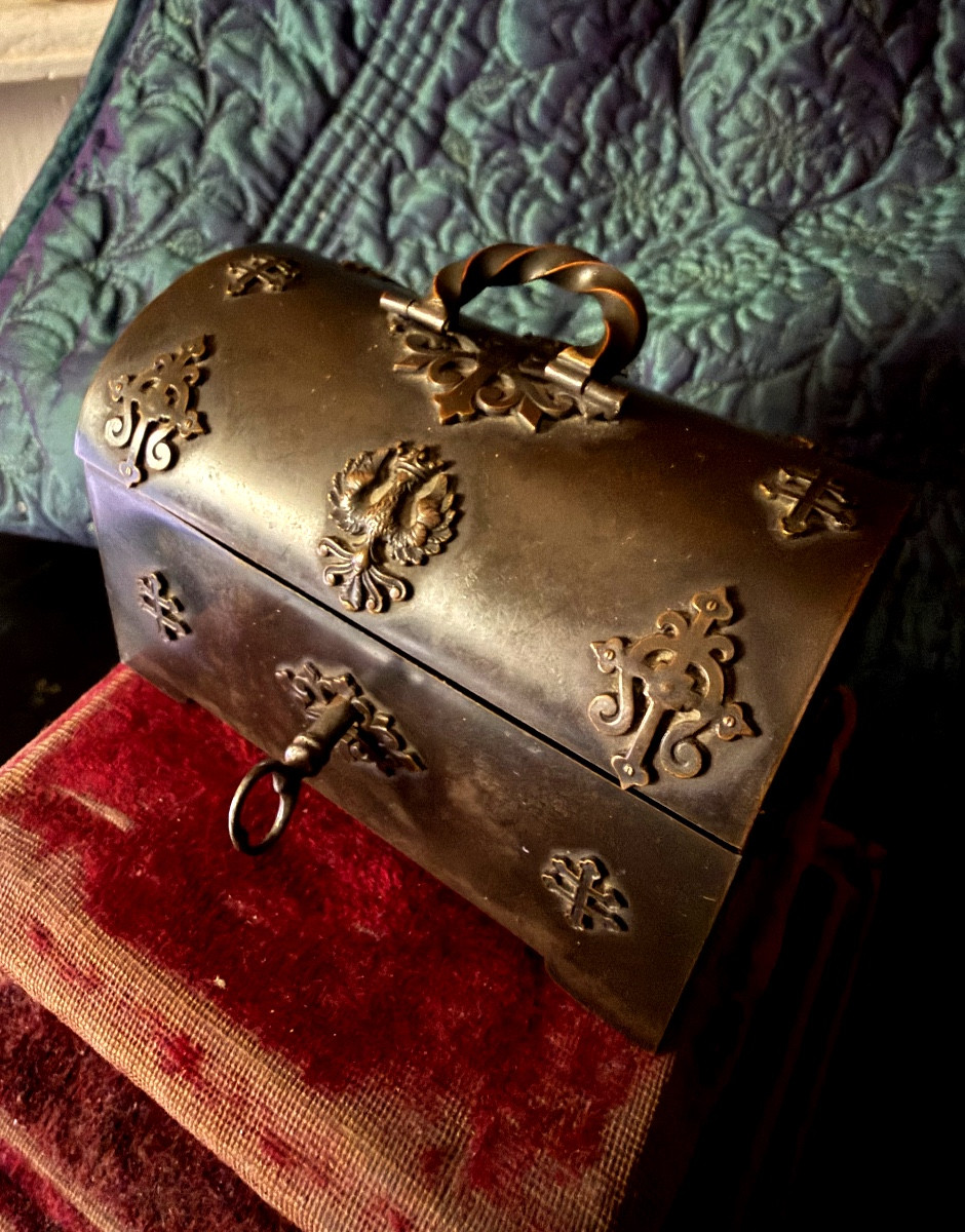 Elégant fin coffret a bijoux en bronze ciselé patiné aux armes et symboles du Duché de Lorraine-photo-2