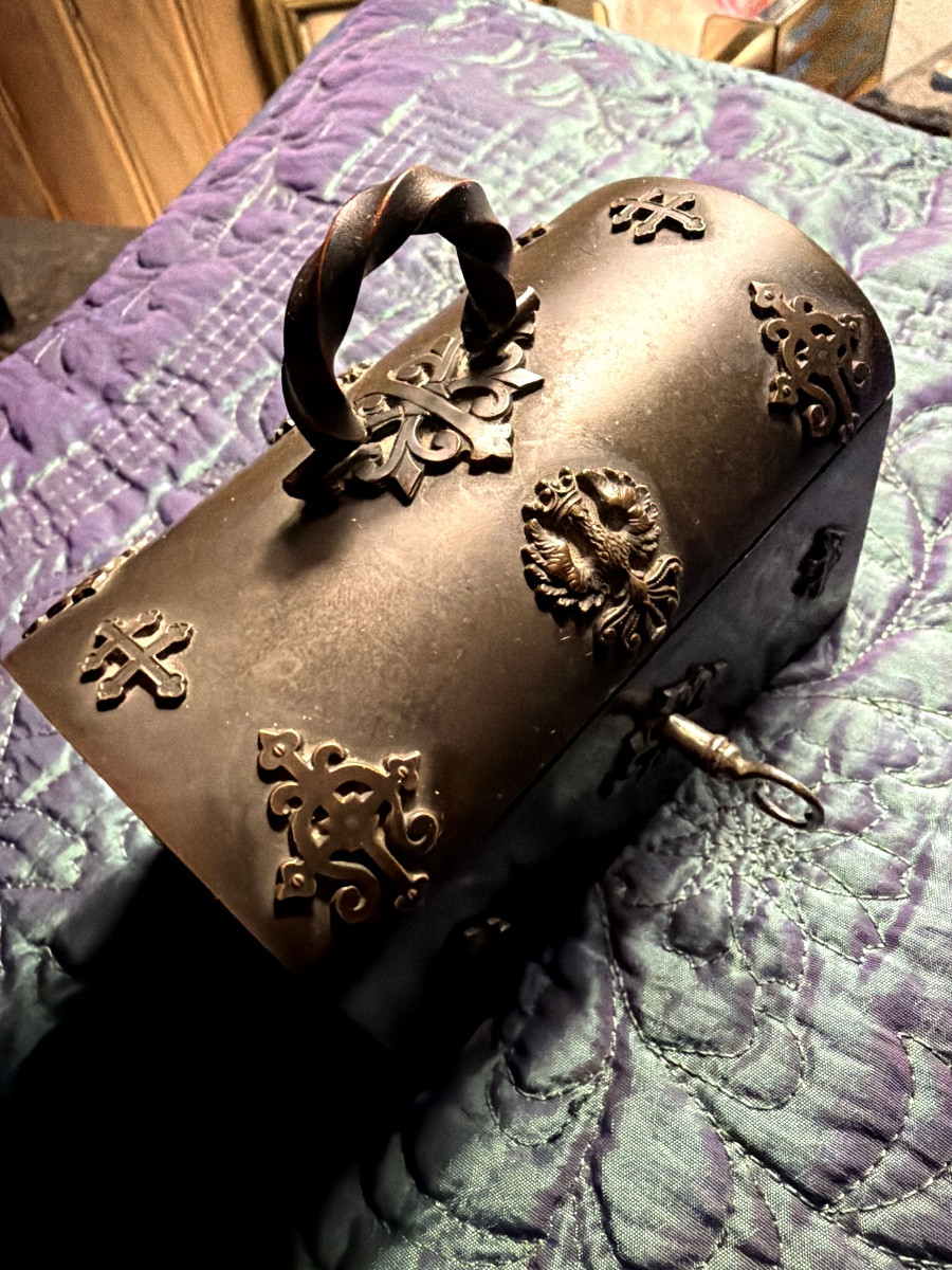 Elégant fin coffret a bijoux en bronze ciselé patiné aux armes et symboles du Duché de Lorraine-photo-3