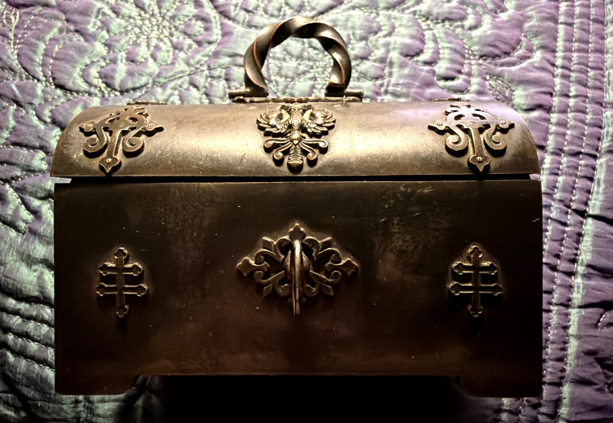 Elégant fin coffret a bijoux en bronze ciselé patiné aux armes et symboles du Duché de Lorraine-photo-1