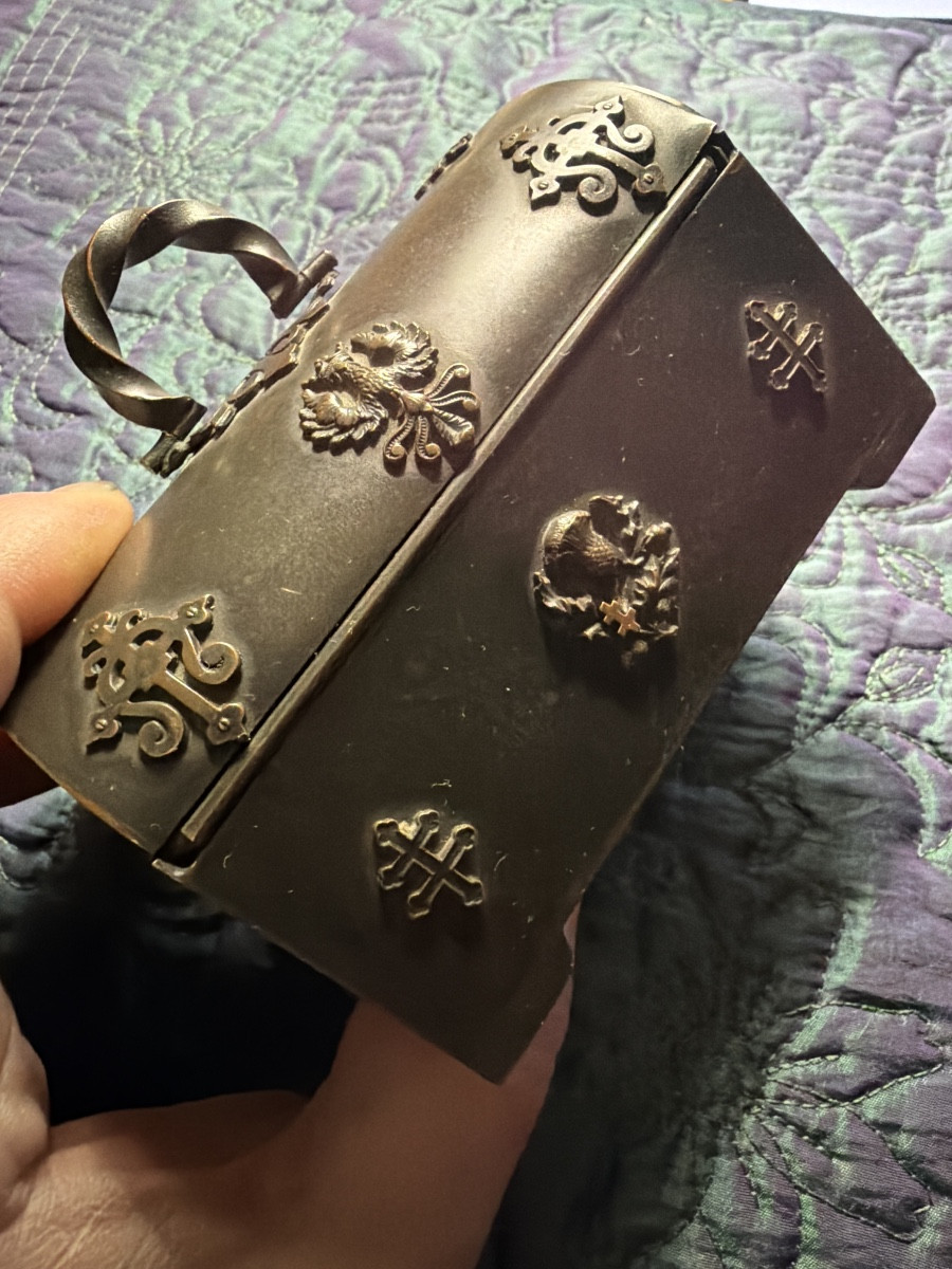 Elégant fin coffret a bijoux en bronze ciselé patiné aux armes et symboles du Duché de Lorraine-photo-3