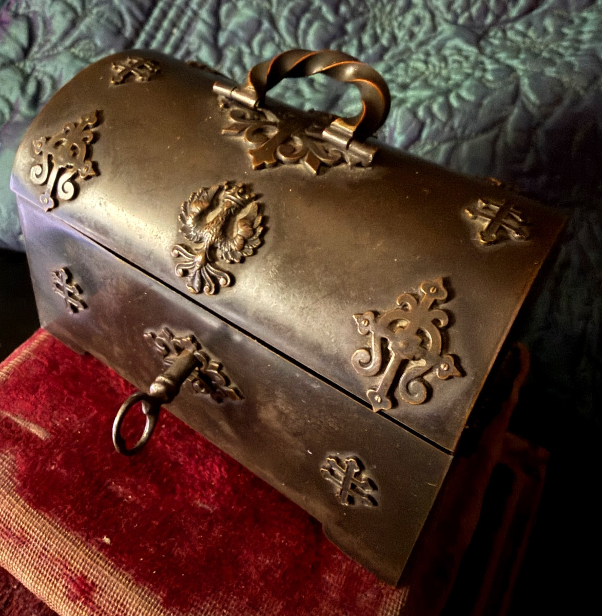 Elégant fin coffret a bijoux en bronze ciselé patiné aux armes et symboles du Duché de Lorraine-photo-6