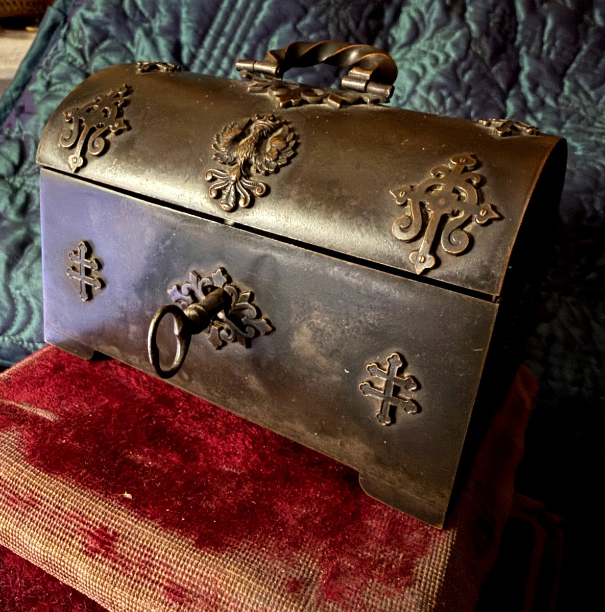 Elégant fin coffret a bijoux en bronze ciselé patiné aux armes et symboles du Duché de Lorraine