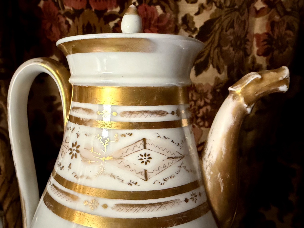 Large Consulat-period Paris Porcelain Coffeepot With Gilded Motifs On White Cover-photo-4