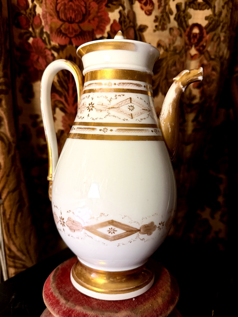 Large Consulat-period Paris Porcelain Coffeepot With Gilded Motifs On White Cover