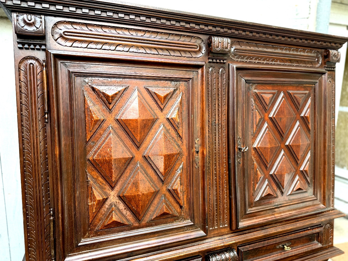 Grande Crédence Cabinet double portes trois tiroirs en ceinture noyer pointe de diamants, 17ème-photo-2