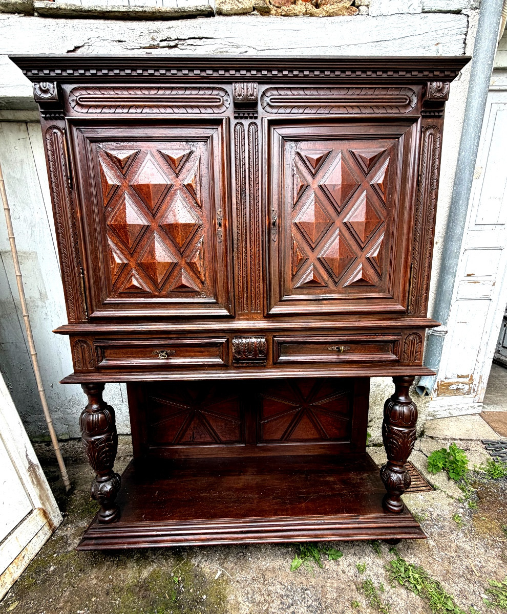 Grande Crédence Cabinet double portes trois tiroirs en ceinture noyer pointe de diamants, 17ème