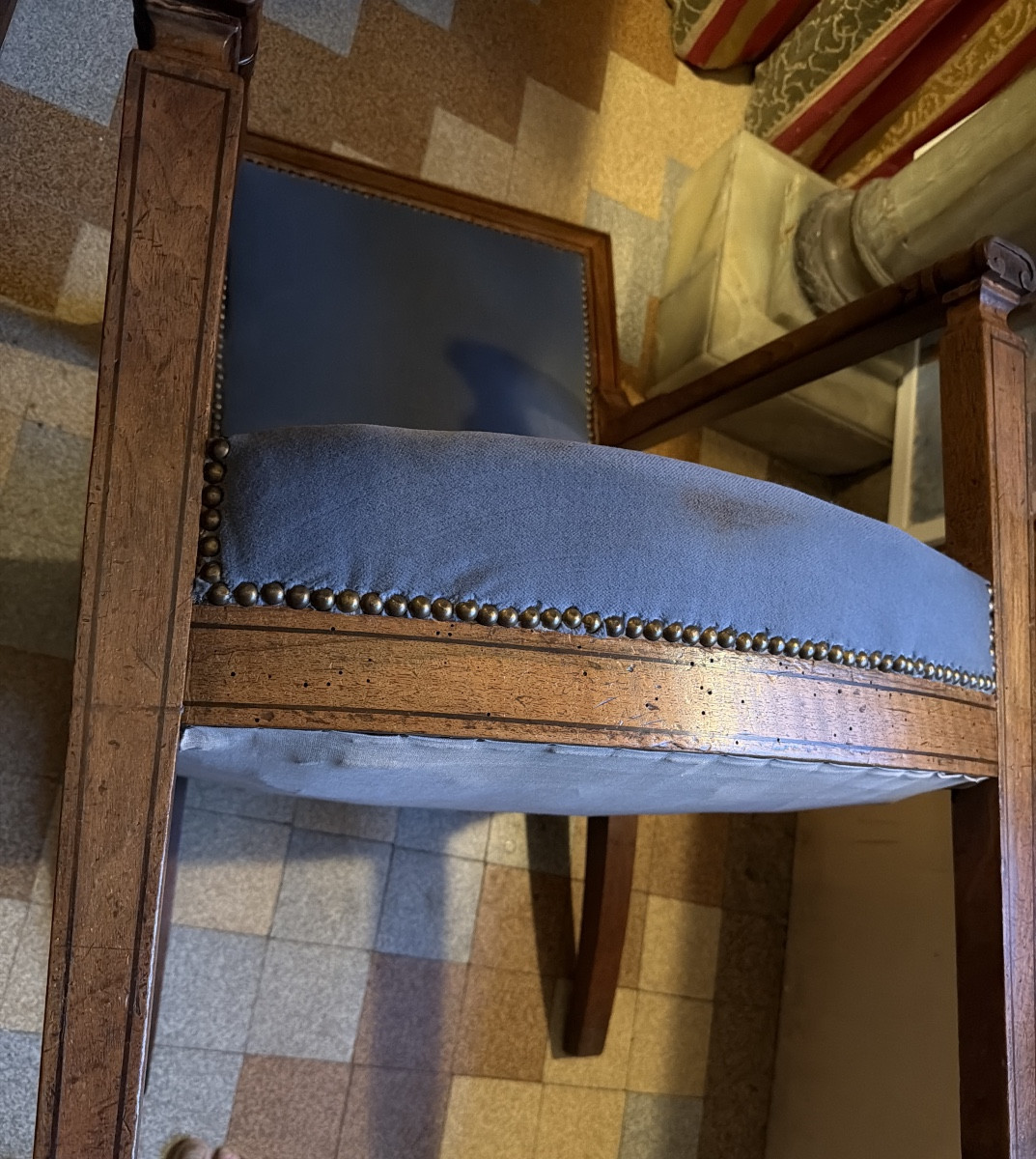 Elégant fauteuil style Directoire en merisier accotoirs droits en merisier et filets d'amarante-photo-7