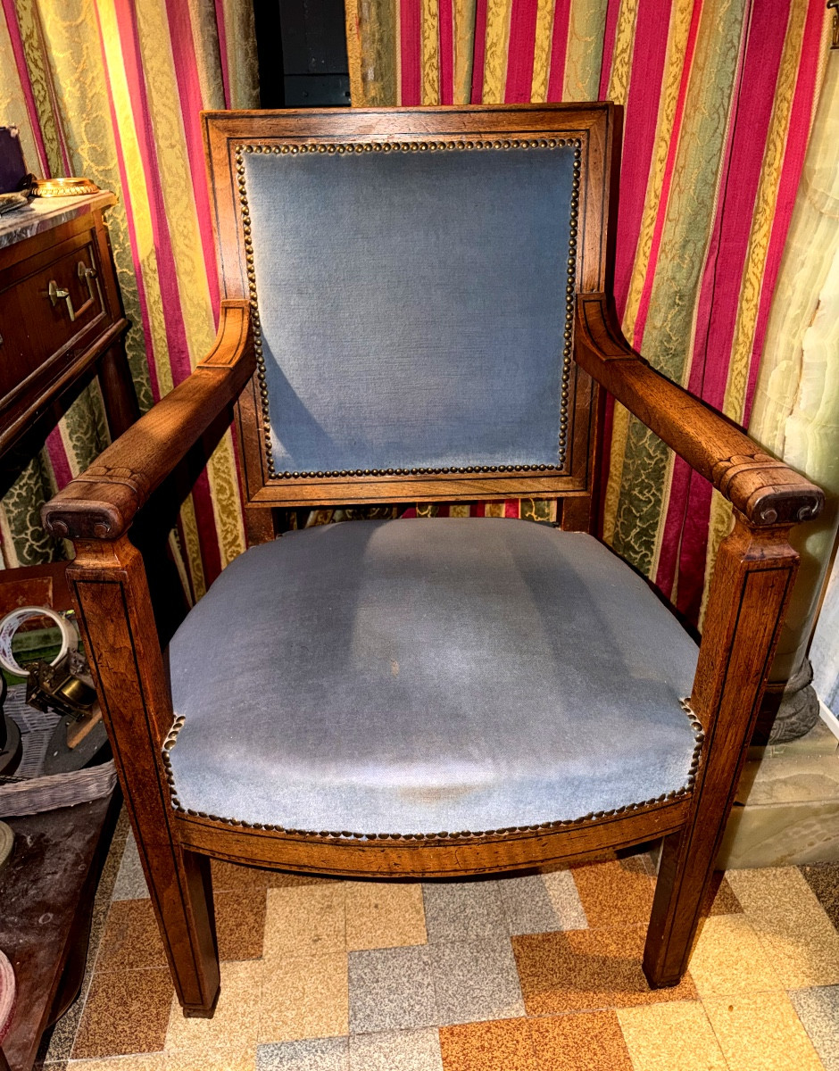 Elégant fauteuil style Directoire en merisier accotoirs droits en merisier et filets d'amarante