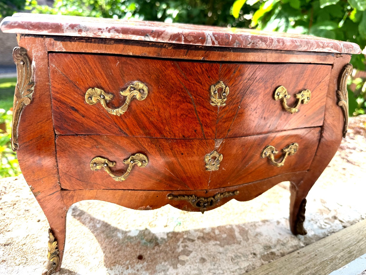 Charmante Commode "petite maitrise"sauteuse marquetée XIXème, style Louis XV, marbre & bronzes-photo-1