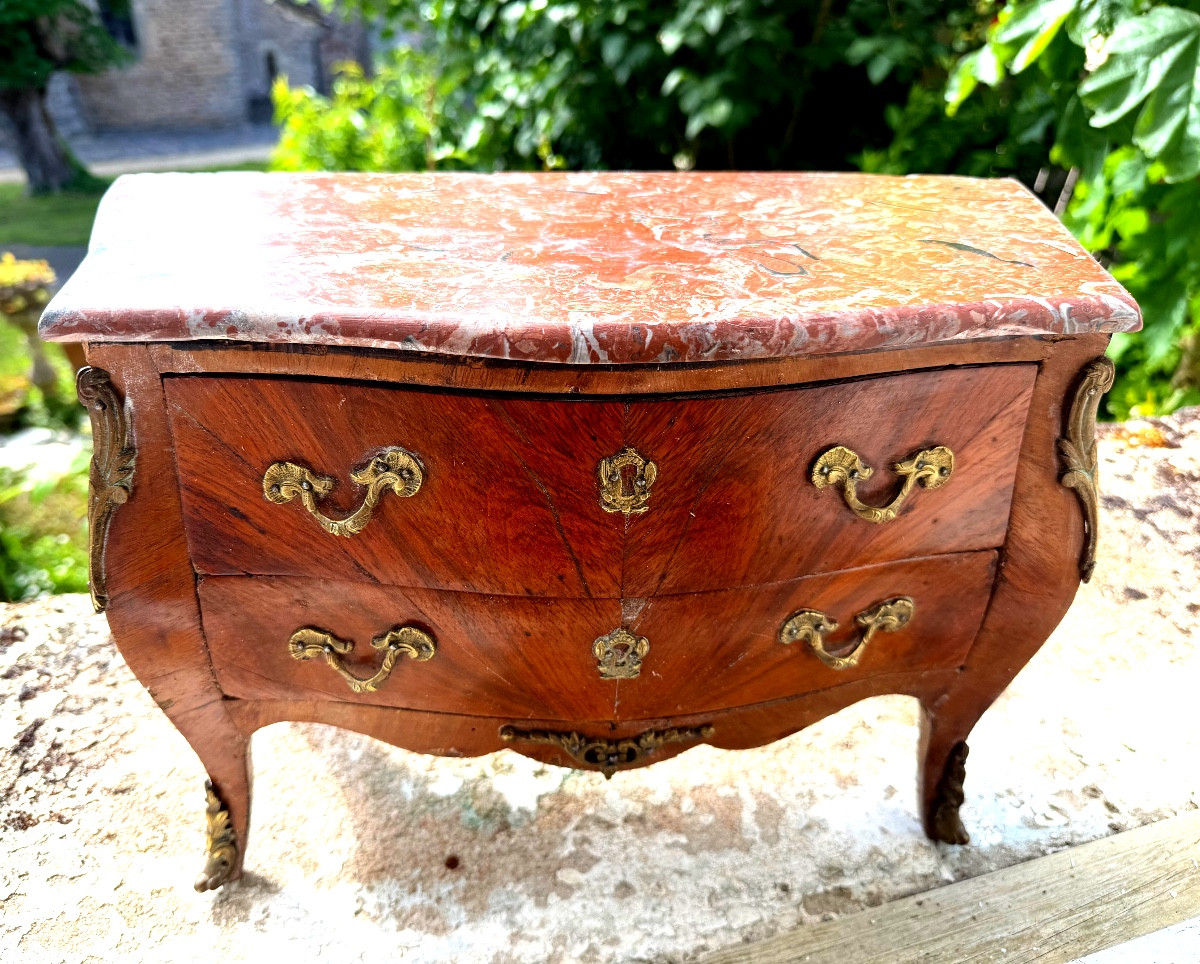 Charmante Commode "petite maitrise"sauteuse marquetée XIXème, style Louis XV, marbre & bronzes