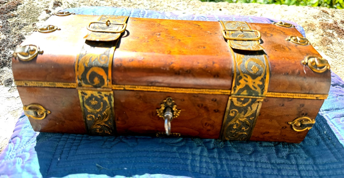 Beau coffret à bijoux a système de galerie telescopique orné de laiton découpé doré ciselé XIXè