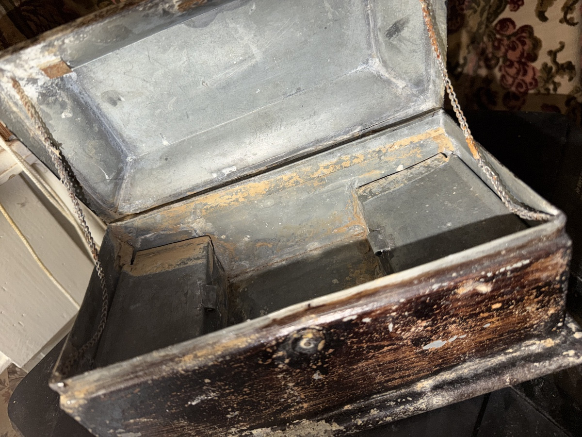 Curious Zinc Box With Compartmentalized Curved-edge Lid: Louis XVI, Patina Of Time-photo-2