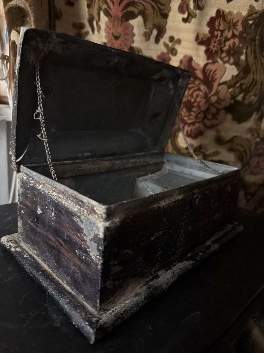 Curious Zinc Box With Compartmentalized Curved-edge Lid: Louis XVI, Patina Of Time-photo-3