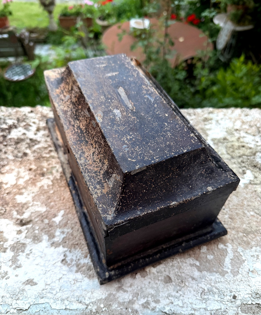 Curious Zinc Box With Compartmentalized Curved-edge Lid: Louis XVI, Patina Of Time-photo-2