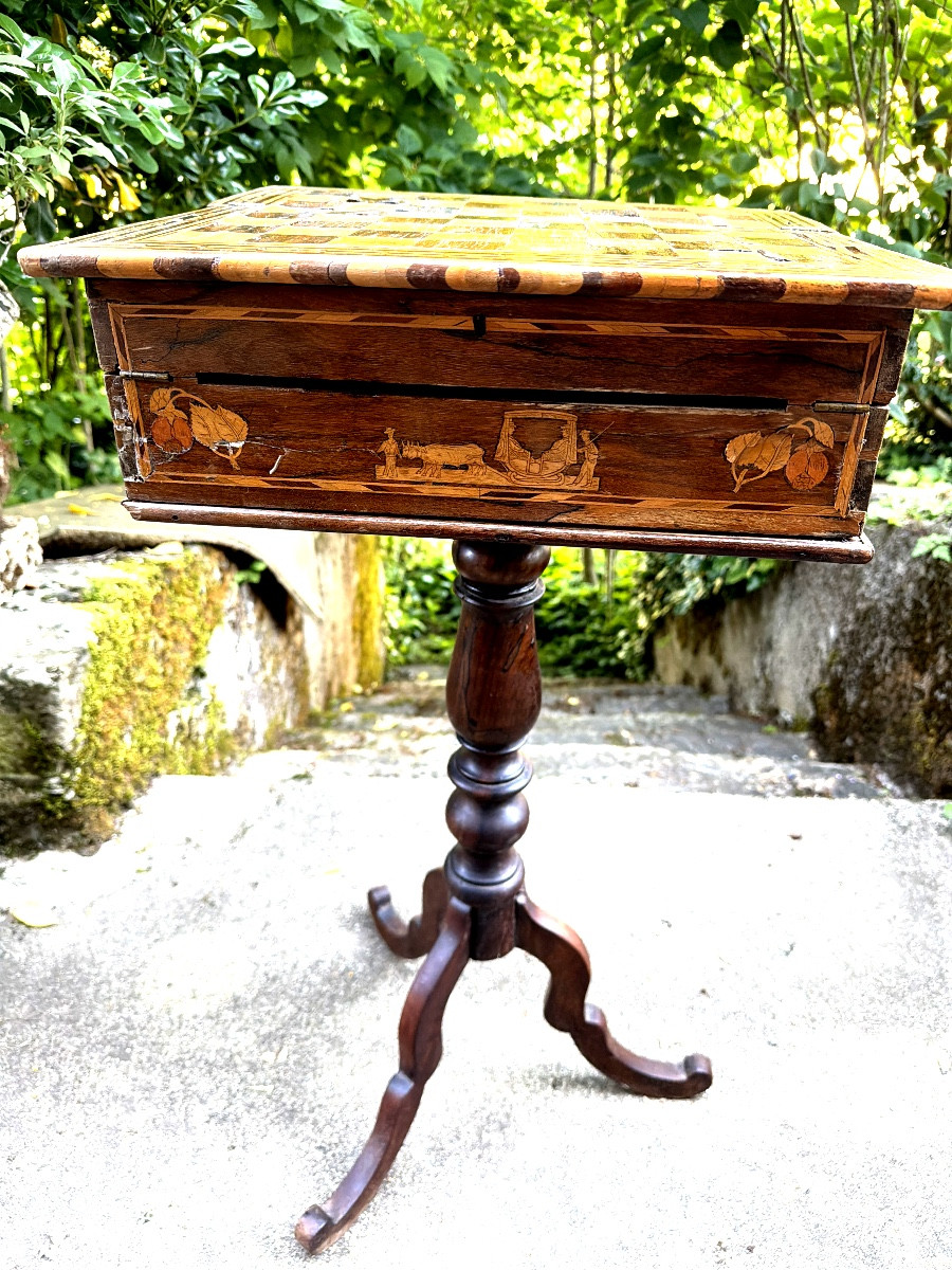 Guéridon en marquerie de Sorente (Italie) du tout début XIXème formant boite à jeux d'échecs-photo-2