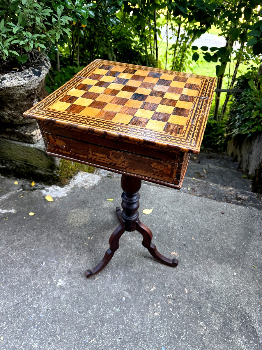 Guéridon en marquerie de Sorente (Italie) du tout début XIXème formant boite à jeux d'échecs