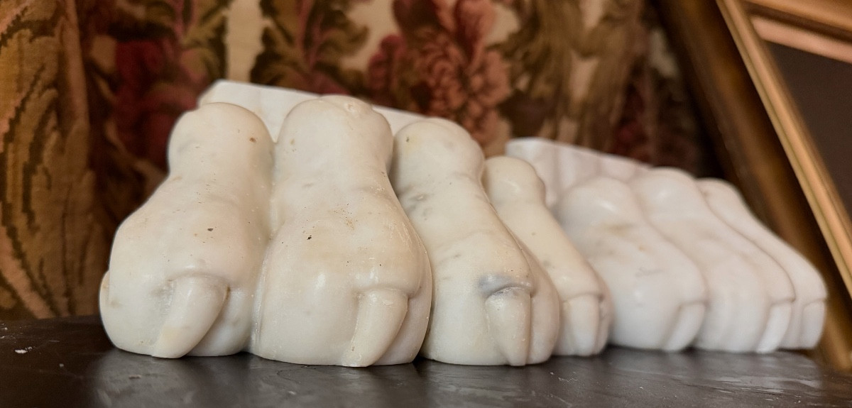 Paire d'ornementales et puissantes pattes de lion en marbre de Carrare blanc sculptées & polies-photo-3