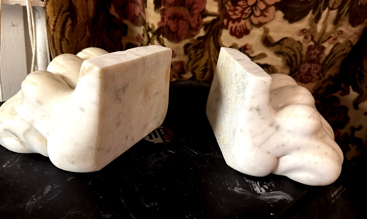Paire d'ornementales et puissantes pattes de lion en marbre de Carrare blanc sculptées & polies-photo-1