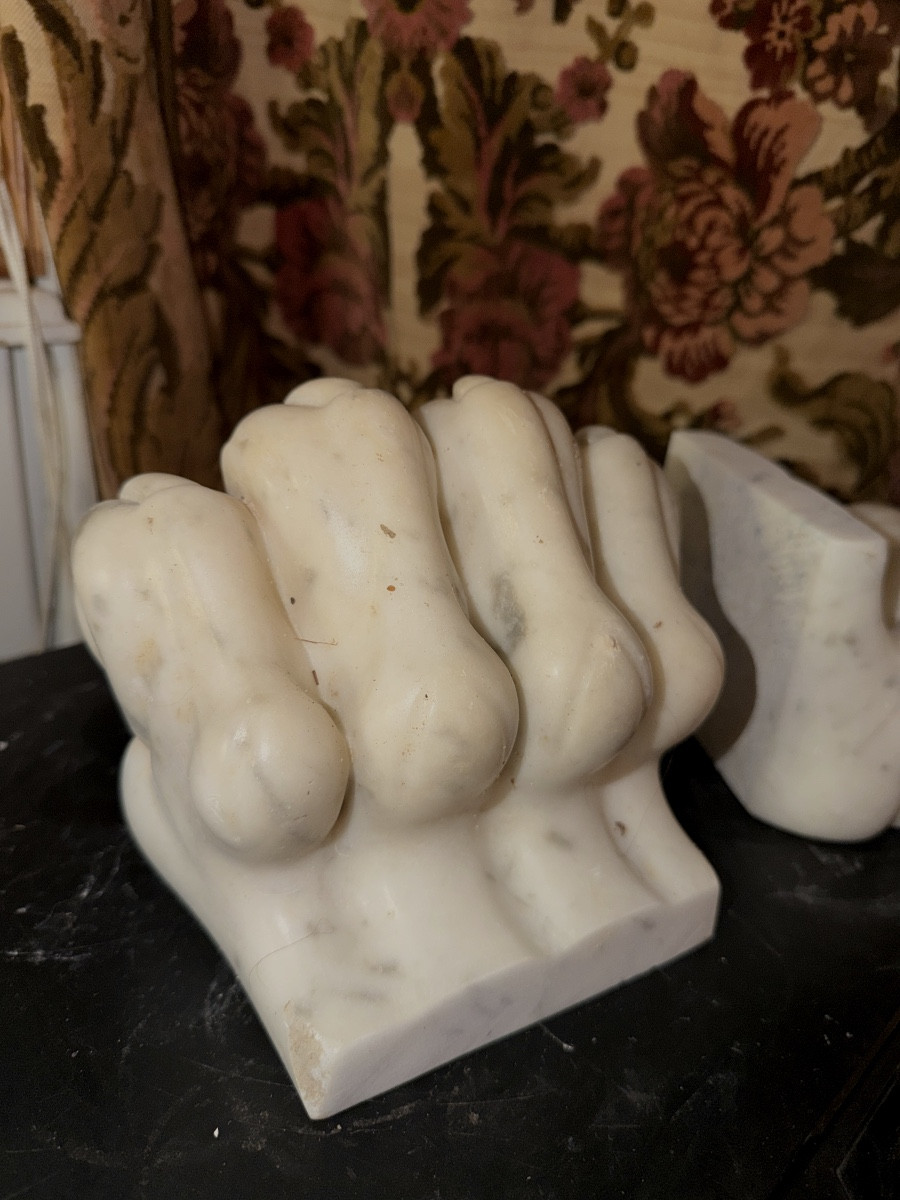 Paire d'ornementales et puissantes pattes de lion en marbre de Carrare blanc sculptées & polies-photo-2
