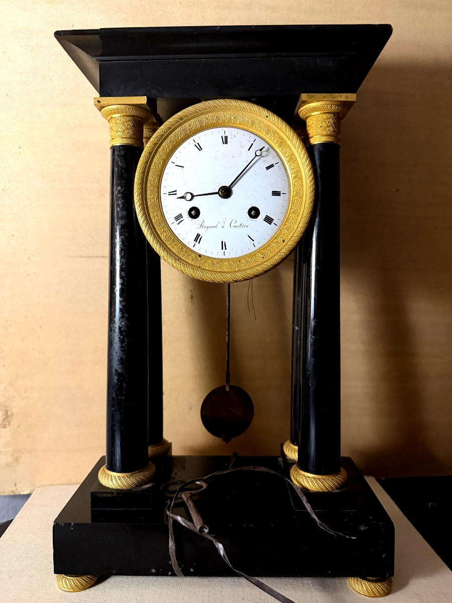 Sobre Pendule Portique marbre de Carrare noir d'époque Premier Empire colonnes & cadran émaillé