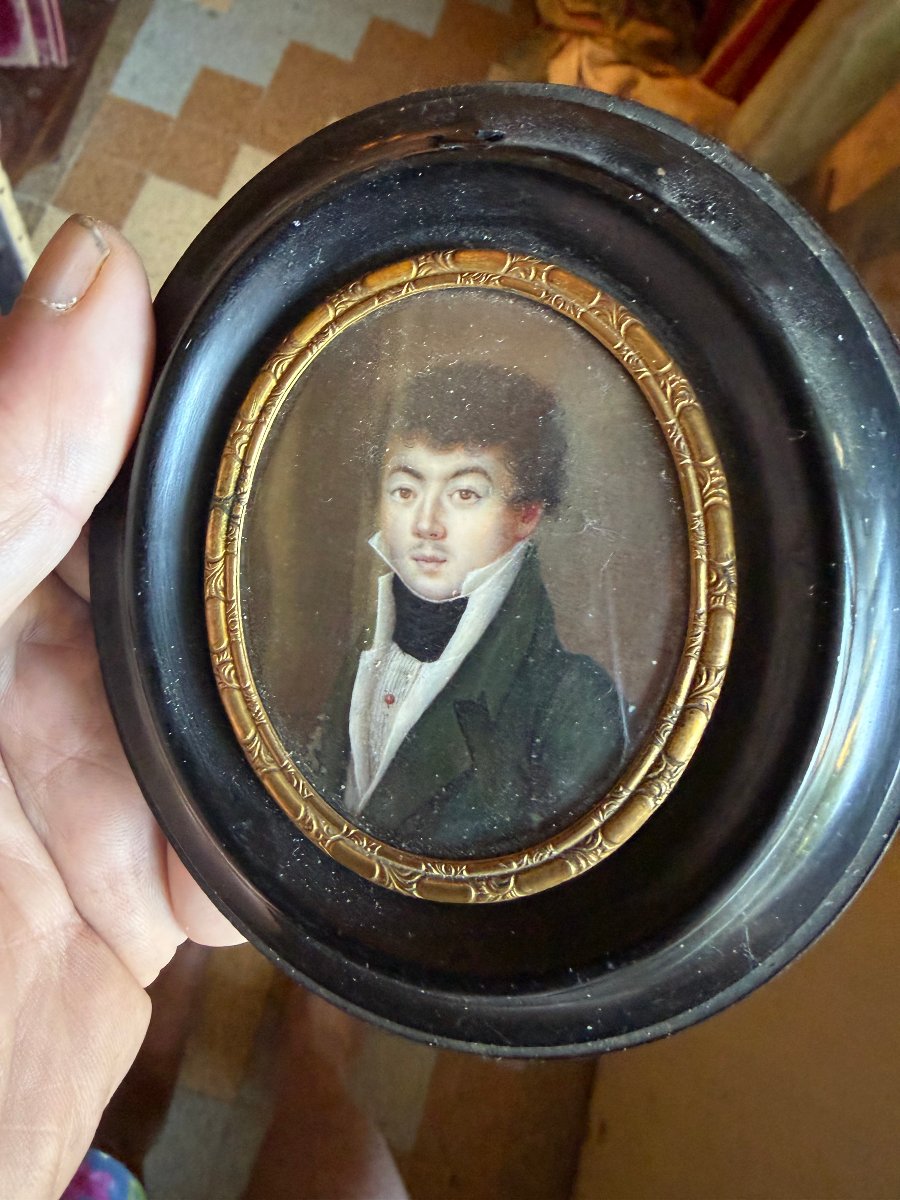  Charmant Portrait ovale, Jeune Homme d'époque Louis Philippe à la miniature sur ivoire encadré-photo-1