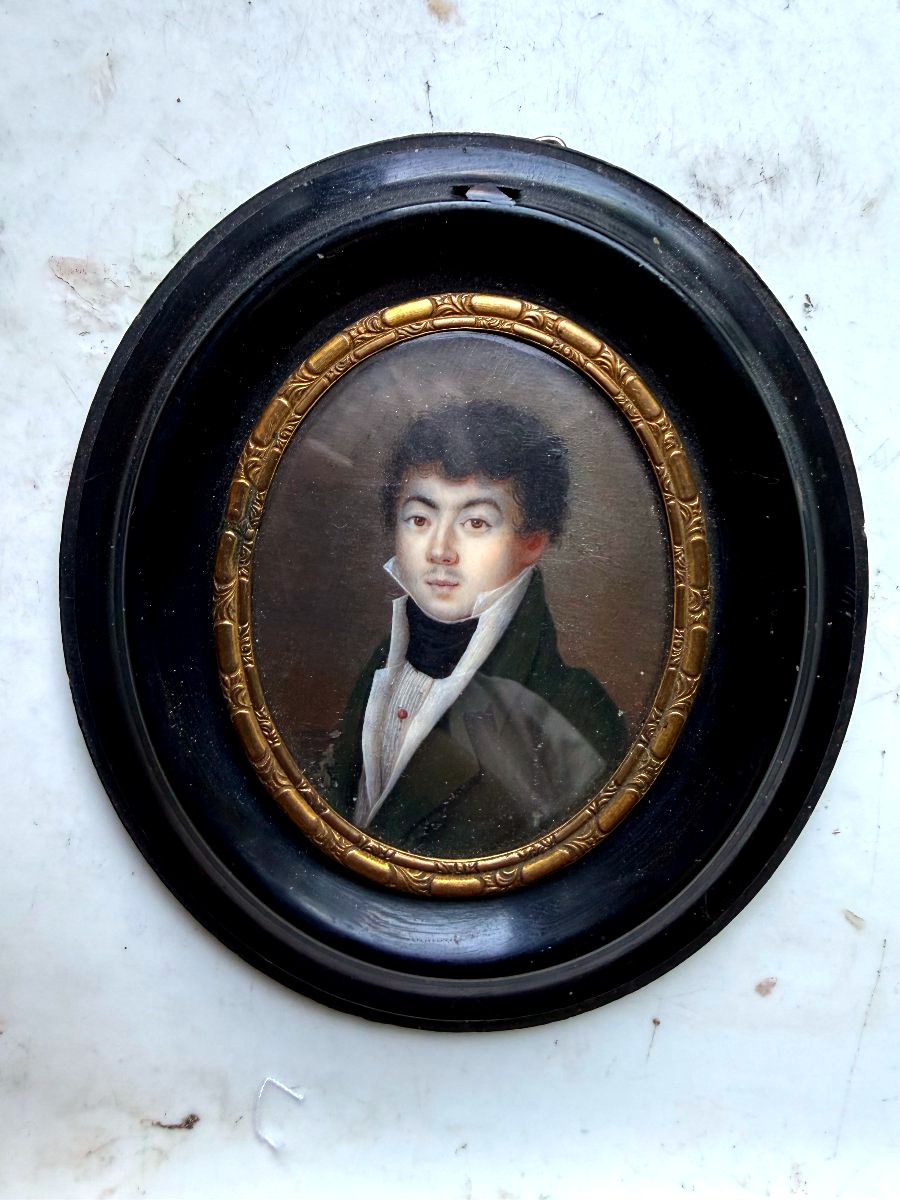  Charmant Portrait ovale, Jeune Homme d'époque Louis Philippe à la miniature sur ivoire encadré