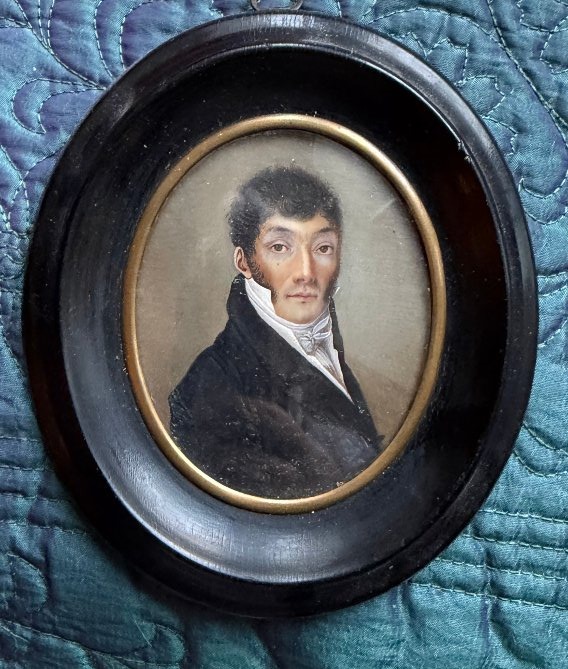 Portrait a la miniature sur ivoire ovale d'époque Louis Philippe d'un Homme  jeune de Qualité