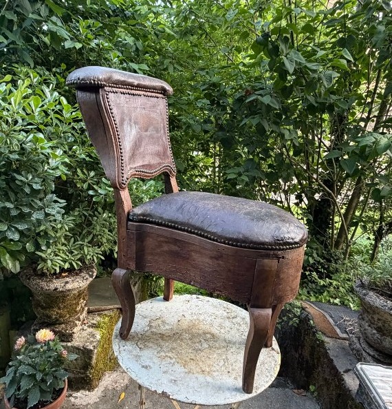 Eclectique siège de commodité d'époque Louis XV en bois fruitier dessus croute  cuir , bac zinc