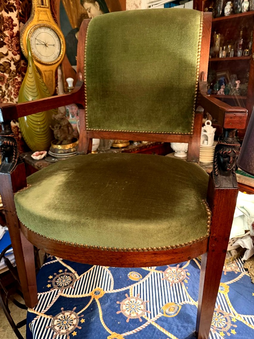 Beau fauteuil de bureau "Retour d'Egypte" accotoirs à têtes de sphinges pieds gaines velours 
