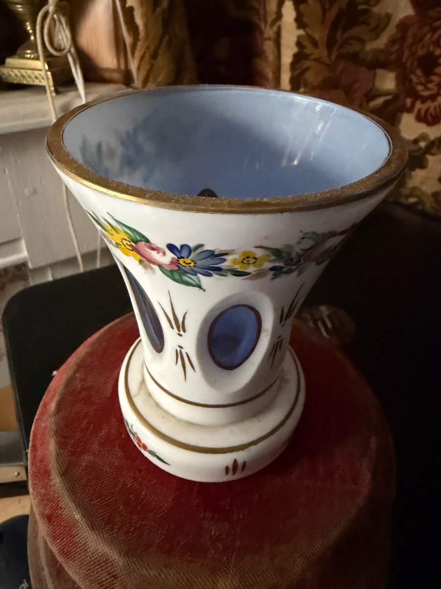 Gobelet  du XIXème opaline blanche  doublée , entaillée et décoré de fleurettes; Louis Philippe-photo-2